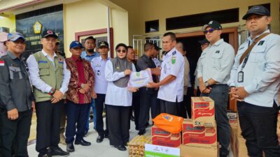 Serahkan Bantuan Banjir