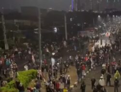 Mahasiswa Pimpin Gelombang Aksi Tolak Tunjangan DPR, Ricuh di Depan Gedung Parlemen