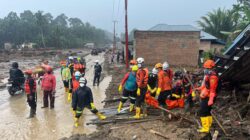 Di Balik Lumpur, Keteguhan Elga Seorang Rescuer Bertarung dengan Waktu di Salareh Aia